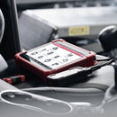 Launch CRP919 MAX con su interfaz VCI dentro de un automóvil; fotografía de uso del equipo.